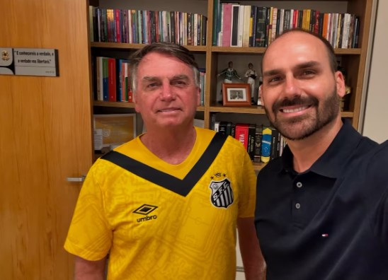Bolsonaro diz que possível apreensão do passaporte de Eduardo visa causar constrangimento bolsonaro-diz-que-possivel-apreensao-do-passaporte-de-eduardo-visa-causar-constrangimento