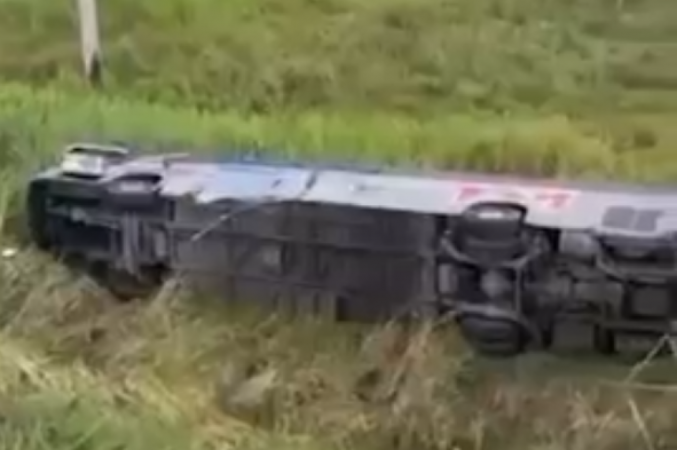 Ônibus tomba em ribanceira na Dutra em acidente com um morto e 25 feridos onibus-tomba-em-ribanceira-na-dutra-em-acidente-com-um-morto-e-25-feridos