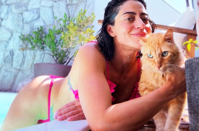 Carol Castro exibe tatuagens em dia de piscina carol-castro-exibe-tatuagens-em-dia-de-piscina