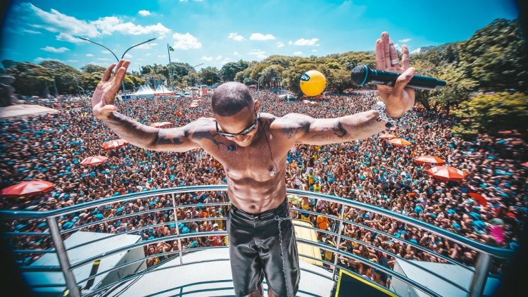 Leo Santana arrasta multidão de foliões no pós-carnaval de São Paulo leo-santana-arrasta-multidao-de-folioes-no-pos-carnaval-de-sao-paulo