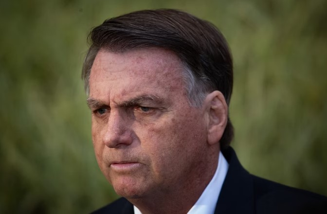 Bolsonaro diz que só consegue pagar advogados por causa de doações de apoiadores bolsonaro-diz-que-so-consegue-pagar-advogados-por-causa-de-doacoes-de-apoiadores