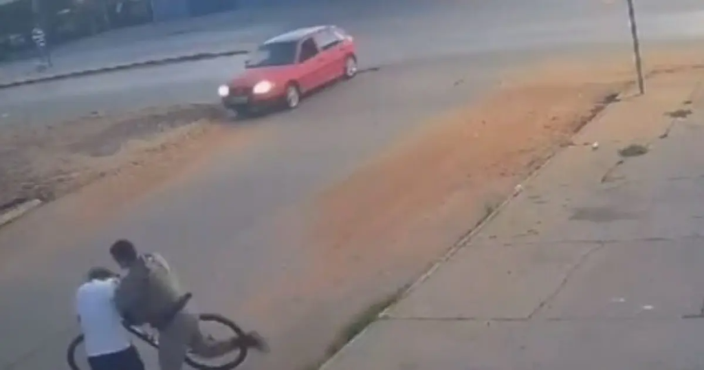 VÍDEO: Policial agride ciclista após acidente de trânsito em avenida de Luís Eduardo Magalhães video:-policial-agride-ciclista-apos-acidente-de-transito-em-avenida-de-luis-eduardo-magalhaes