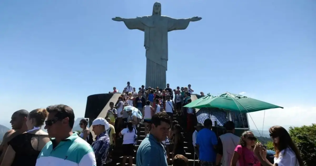 Turista passa mal e é socorrido por ambulância no Cristo Redentor após morte de visitante turista-passa-mal-e-e-socorrido-por-ambulancia-no-cristo-redentor-apos-morte-de-visitante