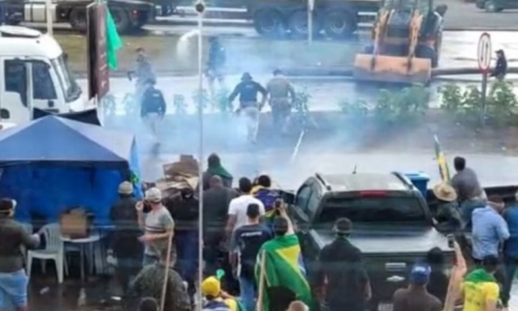 Oito pessoas são condenadas por bloquear rodovia do Paraná após eleições de 2022 oito-pessoas-sao-condenadas-por-bloquear-rodovia-do-parana-apos-eleicoes-de-2022