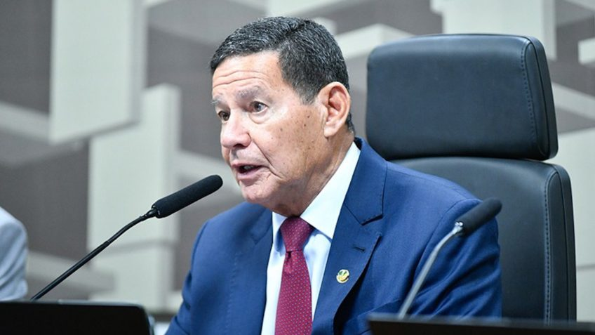 Dino ofendeu as Forças Armadas em voto contra Bolsonaro, diz Mourão dino-ofendeu-as-forcas-armadas-em-voto-contra-bolsonaro,-diz-mourao