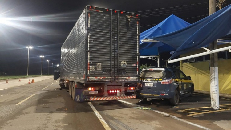 Caminhoneiro embriagado bate contra unidade operacional da PRF por motivações políticas caminhoneiro-embriagado-bate-contra-unidade-operacional-da-prf-por-motivacoes-politicas
