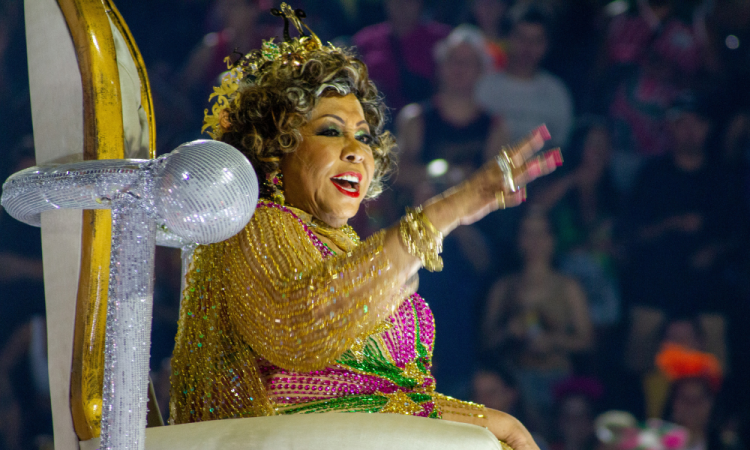 Alcione passa mal e interrompe show em Refice: ‘Alguém me abana aqui’ alcione-passa-mal-e-interrompe-show-em-refice:-‘alguem-me-abana-aqui’