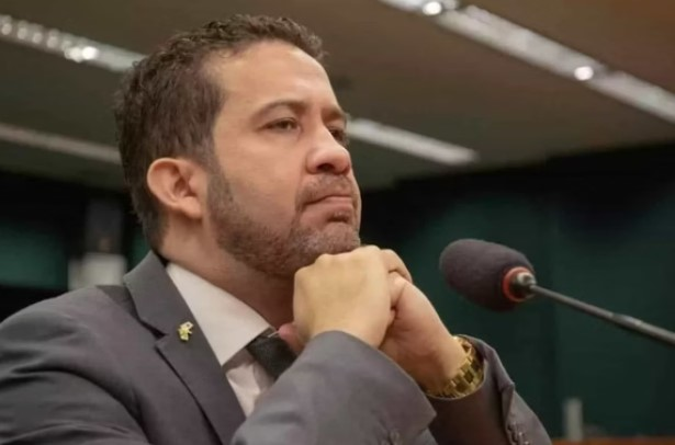 Janones dispara contra ré do ‘perdeu, mané’: ‘Desgraça dessa Débora’ janones-dispara-contra-re-do-‘perdeu,-mane’:-‘desgraca-dessa-debora’