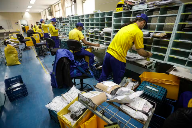 Correios apontam prejuízo de R$ 2,2 bilhões causado por taxa das ‘blusinhas’ correios-apontam-prejuizo-de-r$-2,2-bilhoes-causado-por-taxa-das-‘blusinhas’