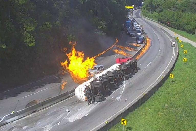 Carreta com combustível tomba e pega fogo na BR-101 em SC; outros 25 veículos foram incendiados carreta-com-combustivel-tomba-e-pega-fogo-na-br-101-em-sc;-outros-25-veiculos-foram-incendiados