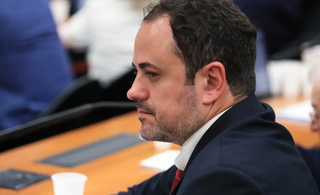 Deputado Glauber Braga dorme no chão da Câmara após anunciar greve de fome deputado-glauber-braga-dorme-no-chao-da-camara-apos-anunciar-greve-de-fome
