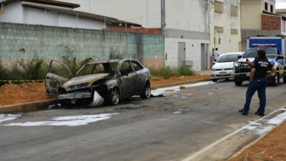 CENA FORTE: Homem morre carbonizado dentro do próprio carro em via pública cena-forte:-homem-morre-carbonizado-dentro-do-proprio-carro-em-via-publica