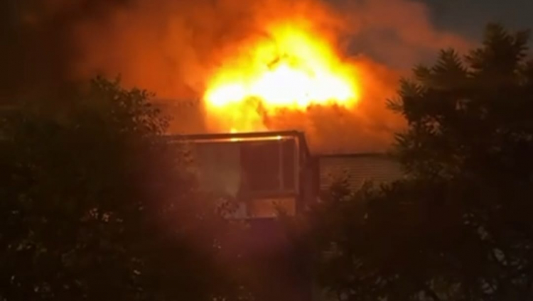 Incêndio atinge teatro da PUC em Curitiba; bombeiros tentam conter o fogo incendio-atinge-teatro-da-puc-em-curitiba;-bombeiros-tentam-conter-o-fogo