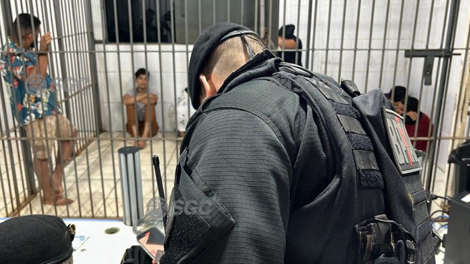 Boca de fumo é desmantelada com drogas, dinheiro e até macaco em cativeiro na zona Leste boca-de-fumo-e-desmantelada-com-drogas,-dinheiro-e-ate-macaco-em-cativeiro-na-zona-leste