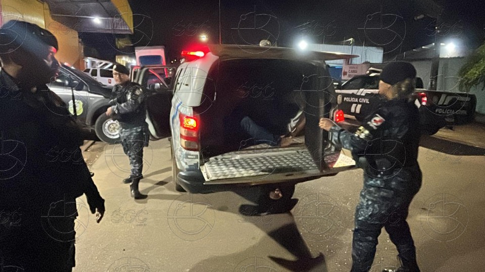 Homem é preso com arma de fogo e tenta resistir à abordagem em bar homem-e-preso-com-arma-de-fogo-e-tenta-resistir-a-abordagem-em-bar