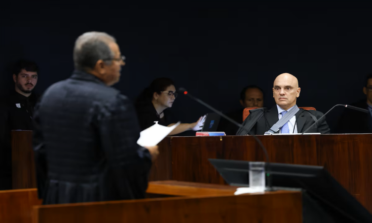 Alexandre de Moraes aparece com tipoia no braço em julgamento no STF alexandre-de-moraes-aparece-com-tipoia-no-braco-em-julgamento-no-stf