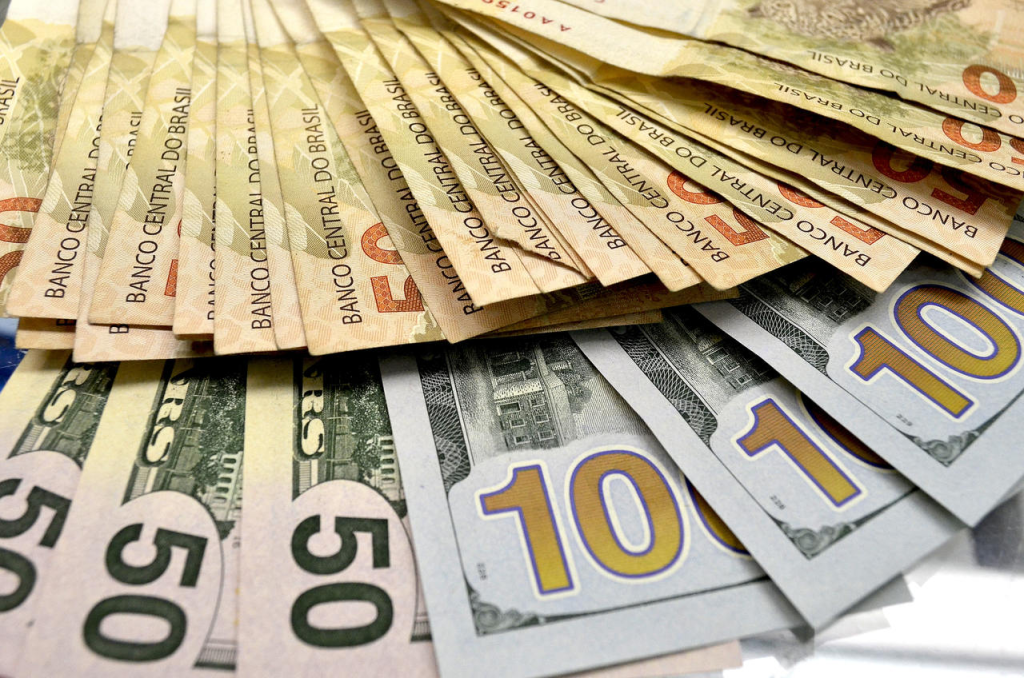 Dólar cai com commodities e fecha cotado a R$ 5,72 dolar-cai-com-commodities-e-fecha-cotado-a-r$-5,72