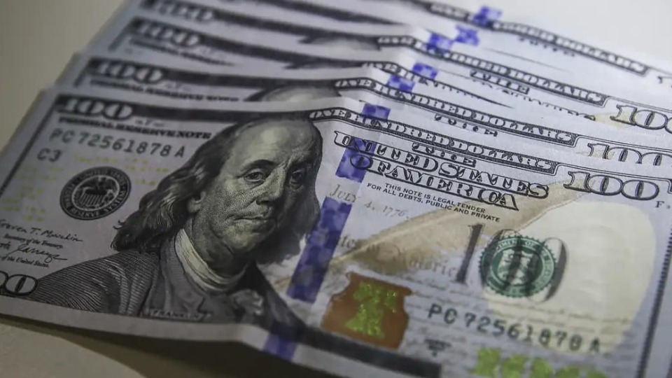 Dólar cai para R$ 5,72 e atinge menor nível em quase três semanas dolar-cai-para-r$-5,72-e-atinge-menor-nivel-em-quase-tres-semanas