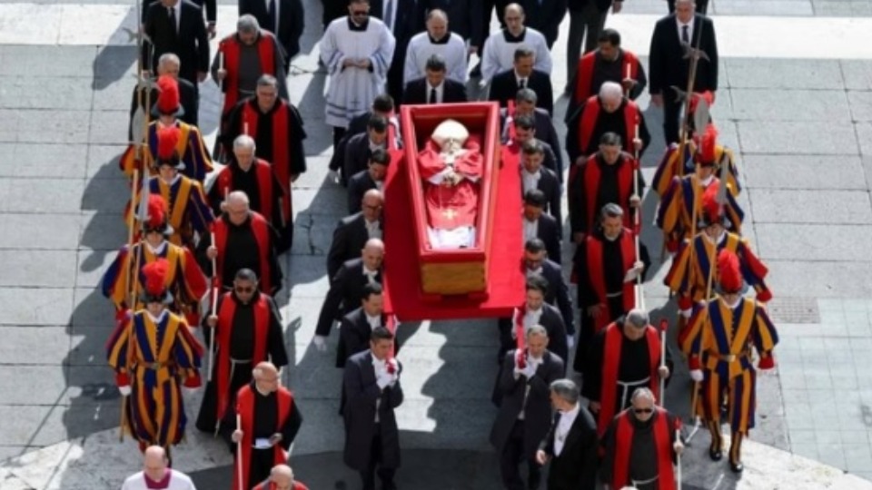 Vídeo: veja a chegada do corpo do papa Francisco ao local do velório video:-veja-a-chegada-do-corpo-do-papa-francisco-ao-local-do-velorio