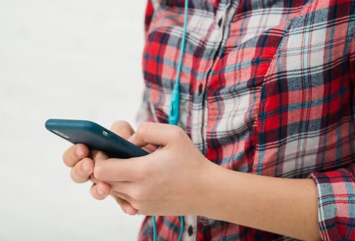 Estudo aponta que 48% dos jovens consideram que as redes sociais fazem mal à saúde mental estudo-aponta-que-48%-dos-jovens-consideram-que-as-redes-sociais-fazem-mal-a-saude-mental