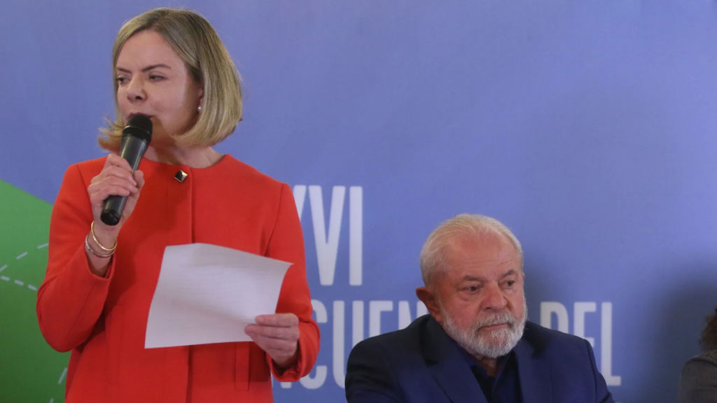Na tentativa de reduzir racha interno, Gleisi muda posição e atua para unir PT na-tentativa-de-reduzir-racha-interno,-gleisi-muda-posicao-e-atua-para-unir-pt