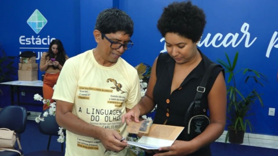 Noite de autógrafos celebra lançamento do livro noite-de-autografos-celebra-lancamento-do-livro
