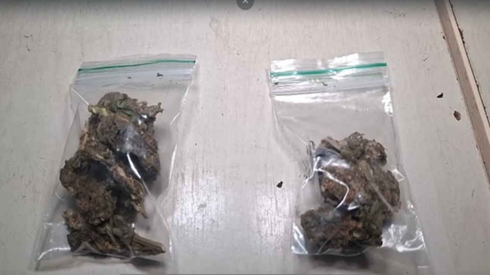 JI-PARANÁ: Menores são flagrados com maconha em praça ji-parana:-menores-sao-flagrados-com-maconha-em-praca
