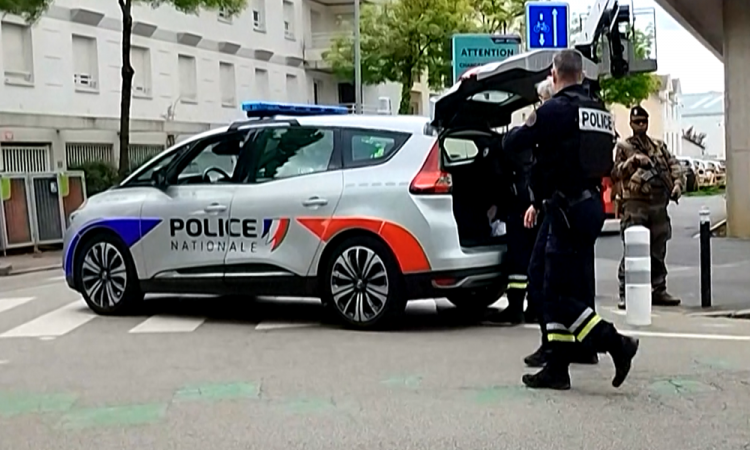 Aluno armado com faca mata colega e fere mais três em escola na França aluno-armado-com-faca-mata-colega-e-fere-mais-tres-em-escola-na-franca