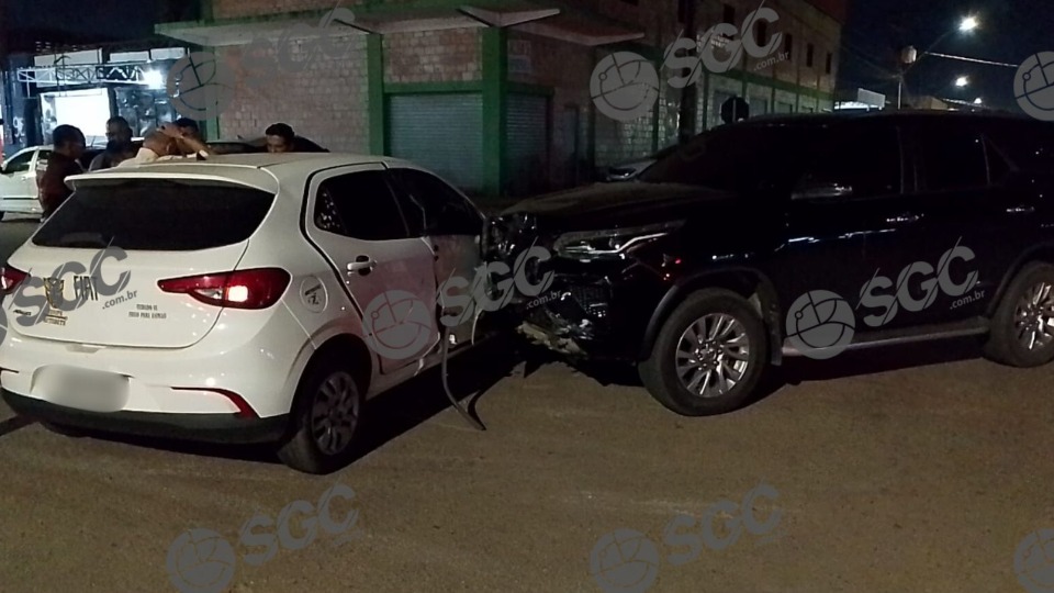 Carro avança preferencial e deixa duas pessoas feridas na região Central carro-avanca-preferencial-e-deixa-duas-pessoas-feridas-na-regiao-central