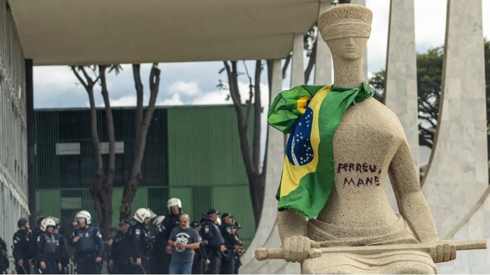 STF condena mulher que pichou estátua a 14 anos de prisão stf-condena-mulher-que-pichou-estatua-a-14-anos-de-prisao