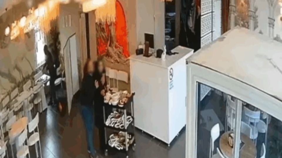 VÍDEO: mulher é morta a tiros pelo marido dentro de cafeteria video:-mulher-e-morta-a-tiros-pelo-marido-dentro-de-cafeteria