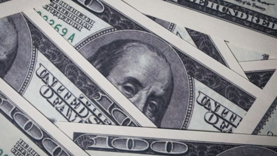 Dólar recua com alívio em tarifaço, PIB dos EUA e Caged no Brasil dolar-recua-com-alivio-em-tarifaco,-pib-dos-eua-e-caged-no-brasil