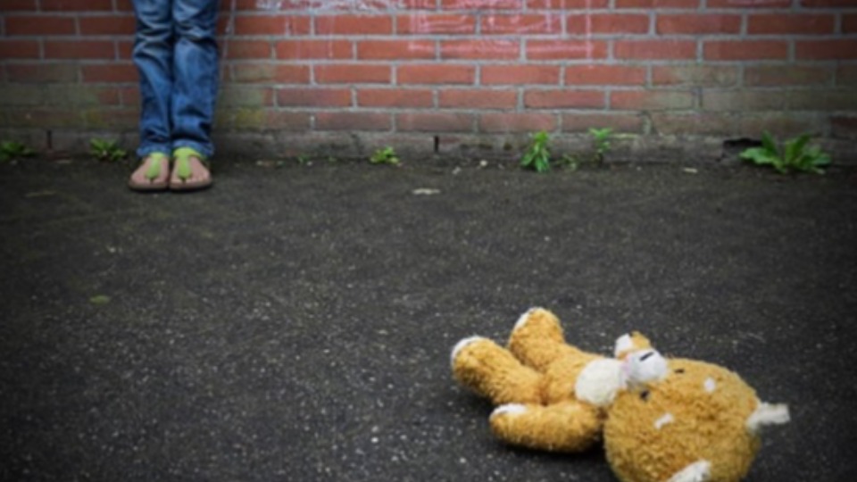 Mãe oferecia filha de 13 anos para abusadores em troca de aluguel mae-oferecia-filha-de-13-anos-para-abusadores-em-troca-de-aluguel