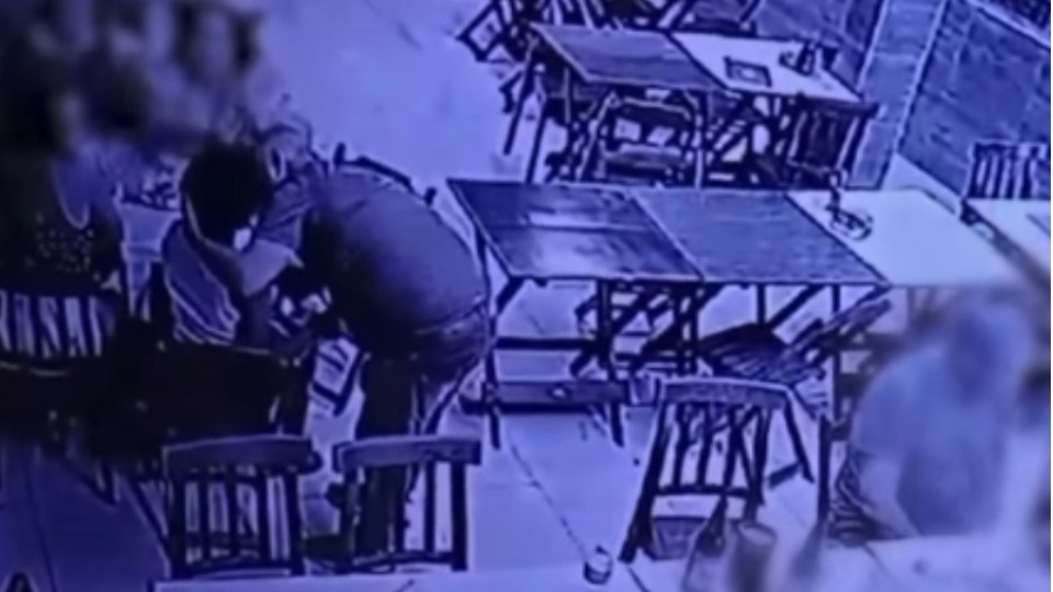 VÍDEO: homem de 51 anos é preso após beijar na boca de menina de 12 anos video:-homem-de-51-anos-e-preso-apos-beijar-na-boca-de-menina-de-12-anos