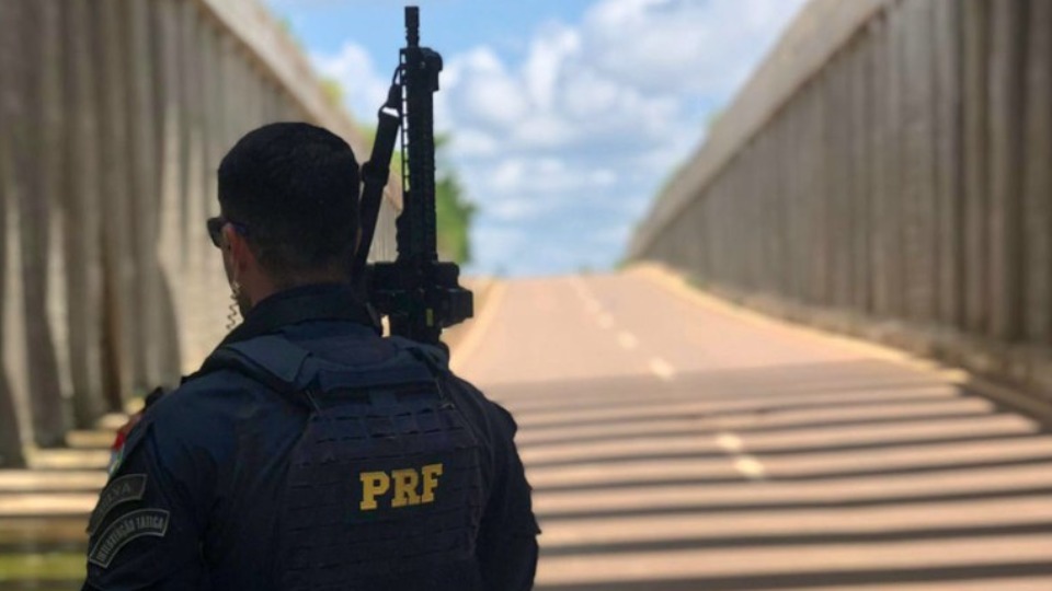 Homem acusado de envolvimento com organização criminosa é preso pela PRF em Pimenta Bueno homem-acusado-de-envolvimento-com-organizacao-criminosa-e-preso-pela-prf-em-pimenta-bueno