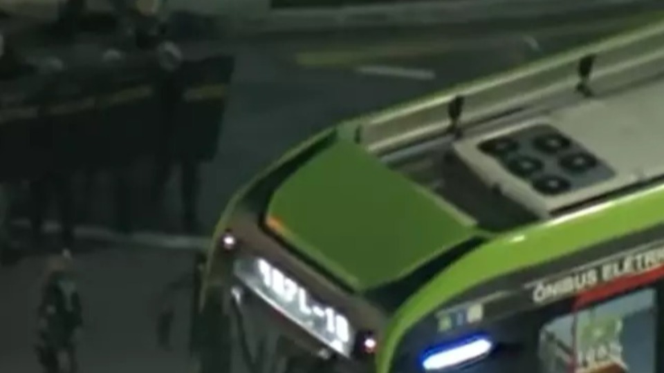 Após quase três horas mantido refém, motorista de ônibus é libertado em SP apos-quase-tres-horas-mantido-refem,-motorista-de-onibus-e-libertado-em-sp