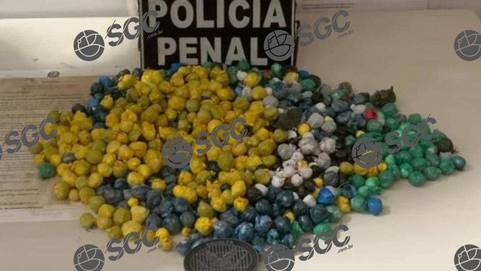 Mulher é presa ao ser flagrada com mais de 700 porções de drogas no presídio mulher-e-presa-ao-ser-flagrada-com-mais-de-700-porcoes-de-drogas-no-presidio