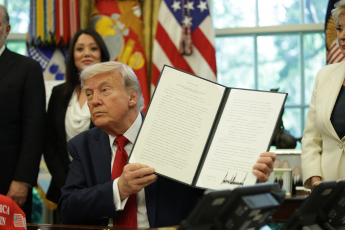 Trump anuncia tarifas de 100% sobre filmes produzidos no exterior trump-anuncia-tarifas-de-100%-sobre-filmes-produzidos-no-exterior