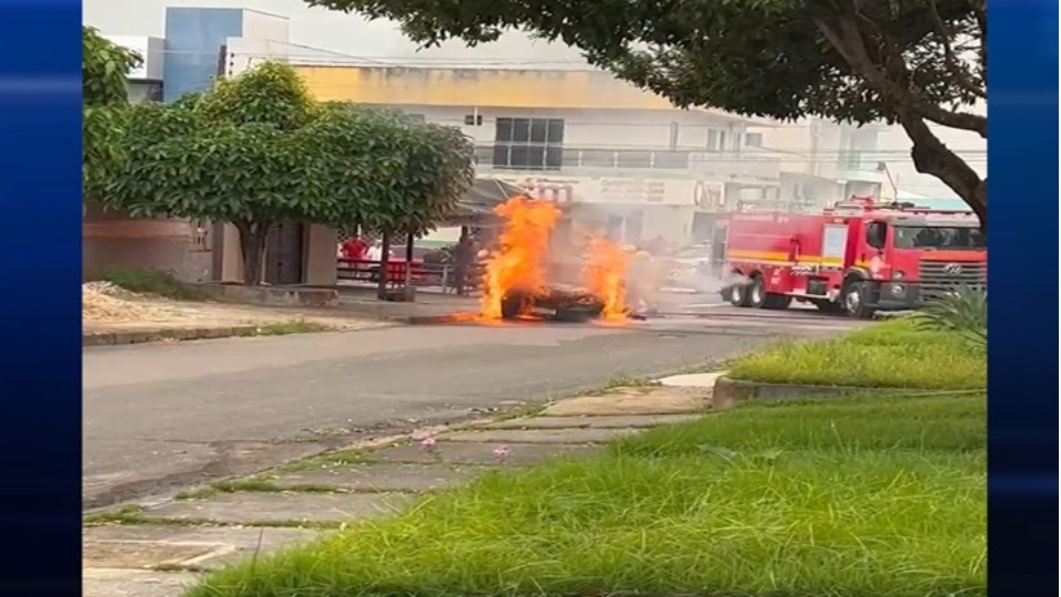 JI-PARANÁ: Revoltado com fim de relacionamento homem incendeia carro ji-parana:-revoltado-com-fim-de-relacionamento-homem-incendeia-carro