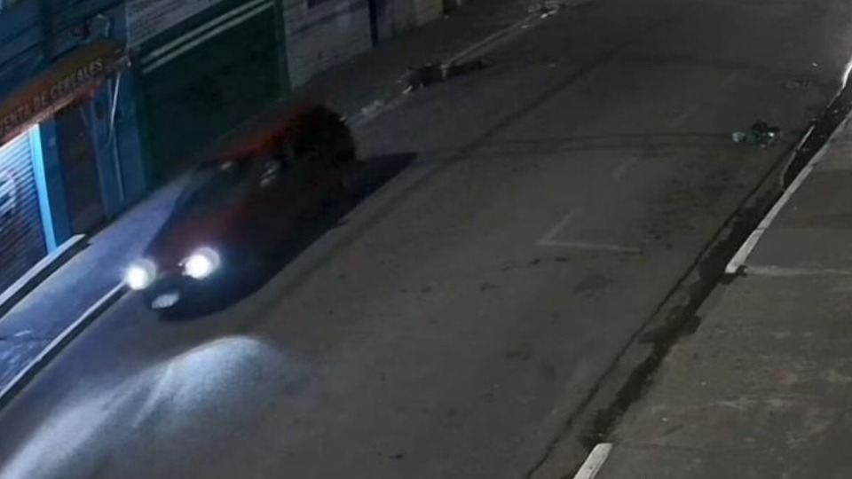 VÍDEO: Casal mata vigia atropelado e passeia com boné da vítima sobre o capô video:-casal-mata-vigia-atropelado-e-passeia-com-bone-da-vitima-sobre-o-capo