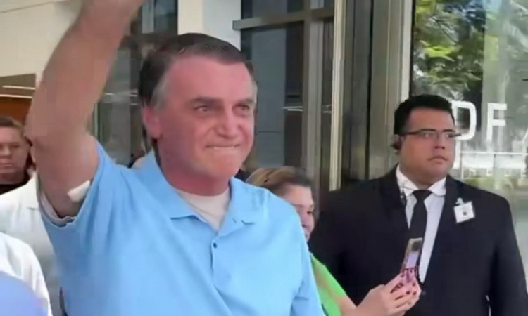 Bolsonaro deixa hospital três semanas após cirurgia abdominal bolsonaro-deixa-hospital-tres-semanas-apos-cirurgia-abdominal