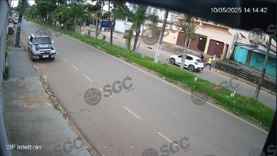 VÍDEO: Dupla em moto assalta jovens na Avenida Rio de Janeiro video:-dupla-em-moto-assalta-jovens-na-avenida-rio-de-janeiro