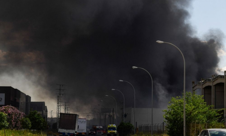 Incêndio na Espanha gera nuvem de fumaça e força milhares de moradores a se isolarem incendio-na-espanha-gera-nuvem-de-fumaca-e-forca-milhares-de-moradores-a-se-isolarem