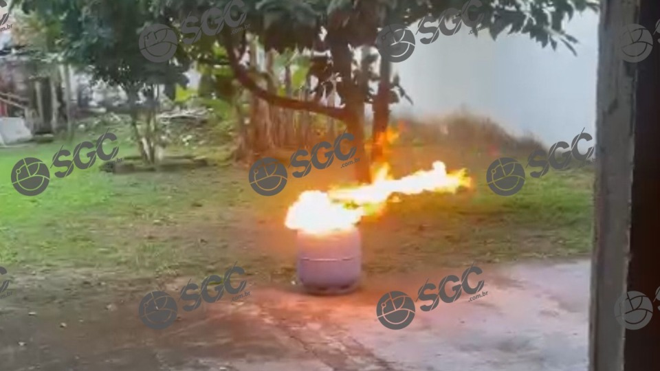 VÍDEO: Botijão de gás pega fogo após mangueira estourar em residência de Porto Velho video:-botijao-de-gas-pega-fogo-apos-mangueira-estourar-em-residencia-de-porto-velho