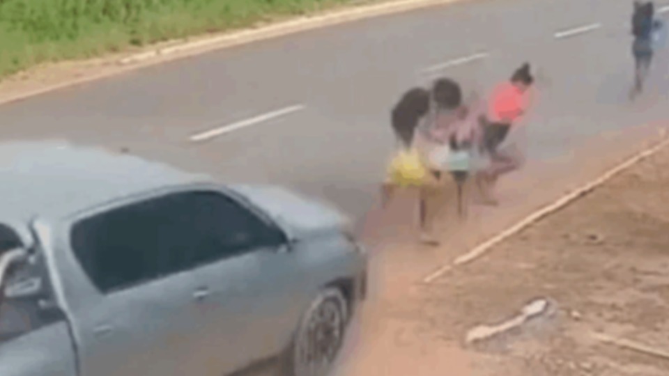 VÍDEO: caminhonete desgovernada mata jovem e deixa feridos em avenida video:-caminhonete-desgovernada-mata-jovem-e-deixa-feridos-em-avenida