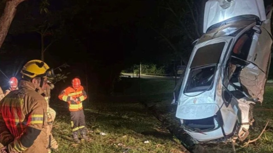 Carro fica 'em pé' ao bater em árvore após capotamento carro-fica-'em-pe'-ao-bater-em-arvore-apos-capotamento