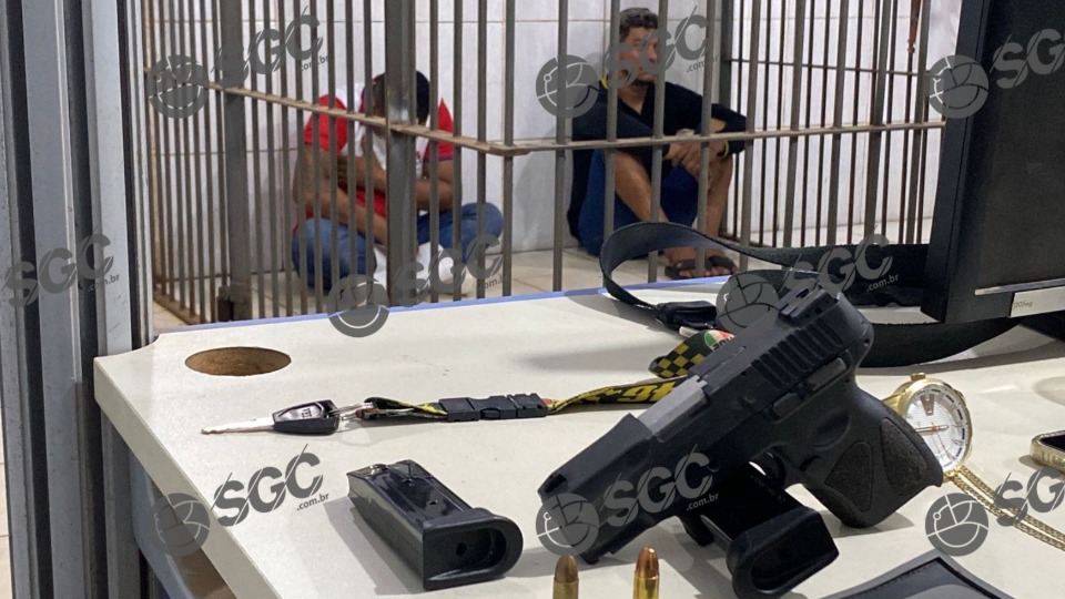 Dois homens são presos após serem flagrados com arma de fogo na capital dois-homens-sao-presos-apos-serem-flagrados-com-arma-de-fogo-na-capital