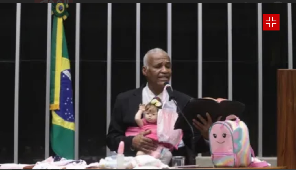 deputado-discursa-na-tribuna-da-camara-com-bebe-reborn-no-colo