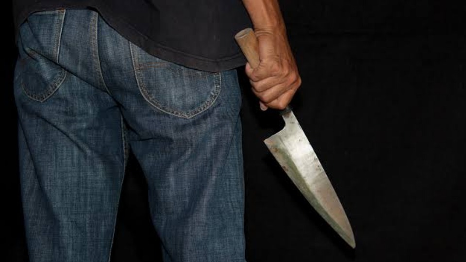 Homem fica ferido após ser esfaqueado pelo próprio primo homem-fica-ferido-apos-ser-esfaqueado-pelo-proprio-primo