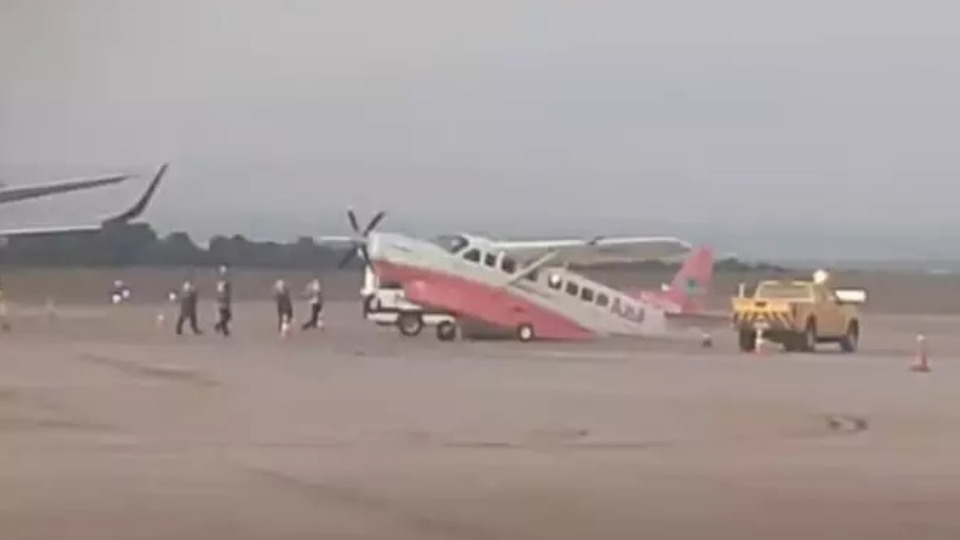 Antes de voo, avião fica 'empinado' em pista de aeroporto antes-de-voo,-aviao-fica-'empinado'-em-pista-de-aeroporto